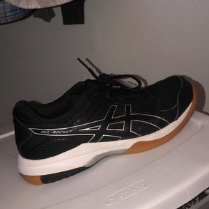 USED volleyball shoes